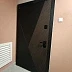 Фото двери Гранит Геометрия - 090 Черный кварц с зеркальной тонированной вставкой 10 мм у покупателя
